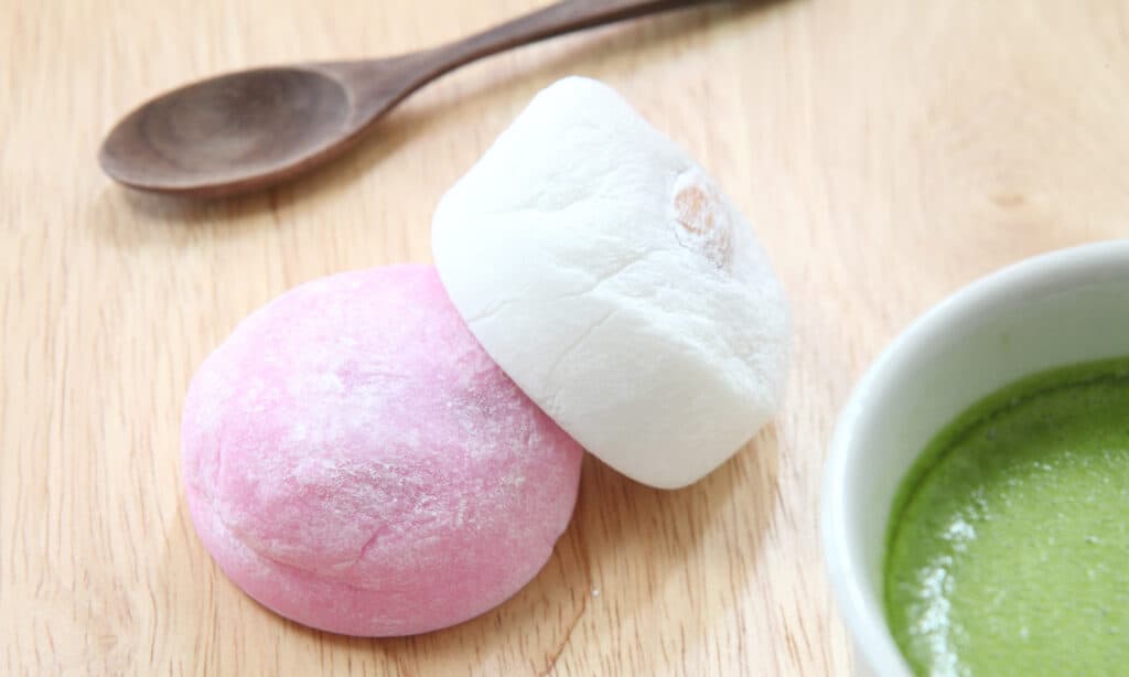 Can dogs have mochi? Yes, with caution.
